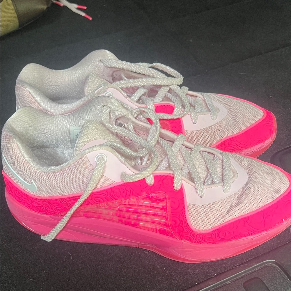 Nike KD 16 NRG
Aunt Pearl
Size
US Men's 9.5 v